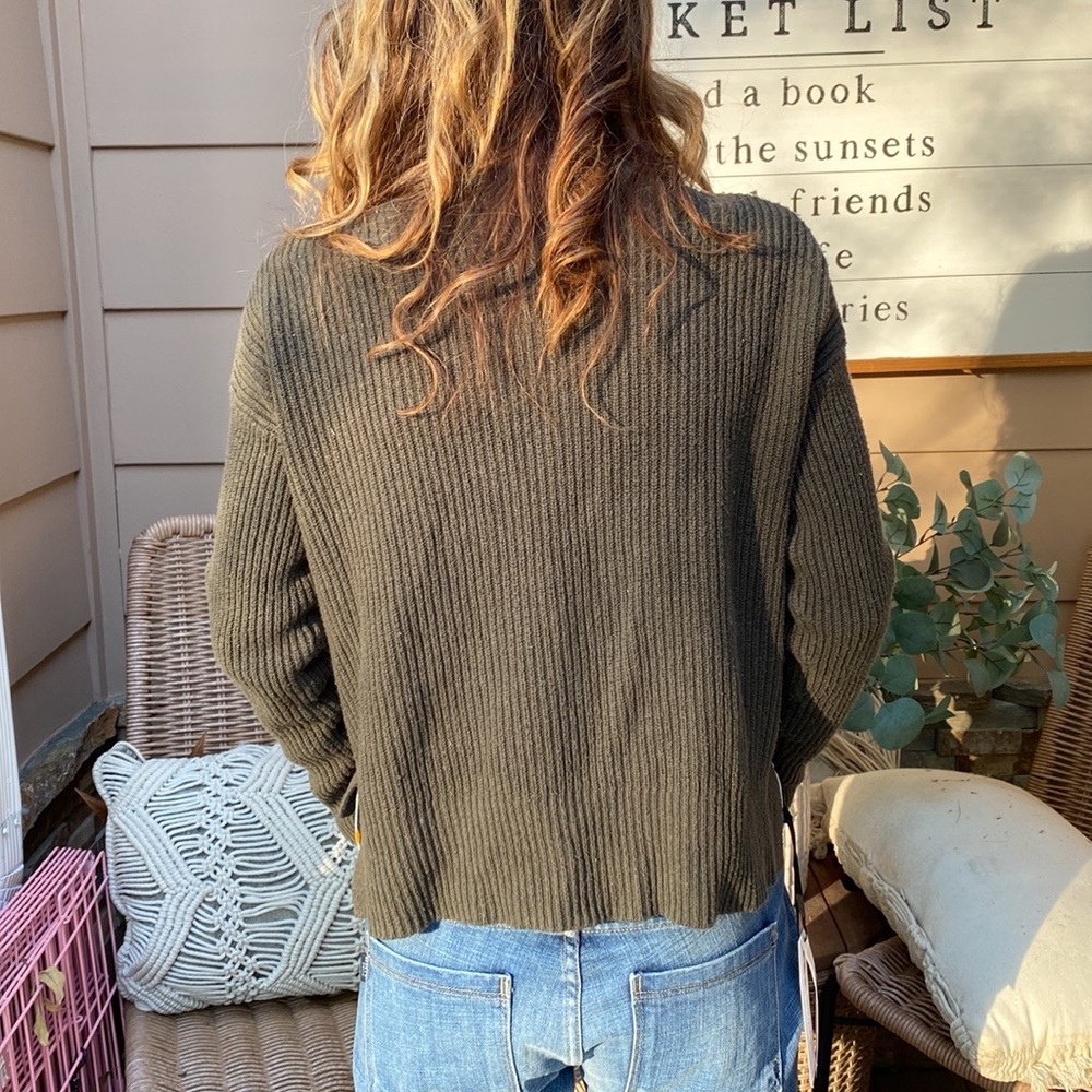 Madewell adorable short sweater with great pockets in front. - Picture 4 of 11